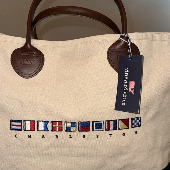 NWT, Vineyard Vines canvas tote bag with flags detail. - Picture 2 of 9